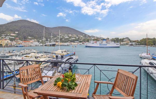 A la foto es mostra l'objecte 2 Bedroom Amazing Apartment In Ischia situat a la ciutat de Ischia.