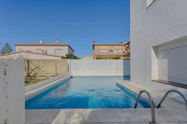 A la foto es mostra l'objecte Amplio y luminoso apartamento con piscina Planta 0 N1 situat a la ciutat de Roses.
