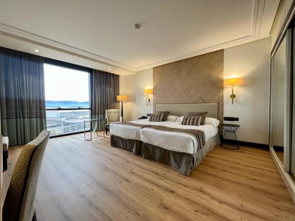 På billedet ses objektet Hotel Bahía beliggende i byen Santander.