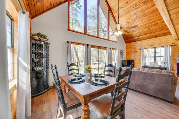 En la foto se muestra el objeto Cabin w/ Private Hot Tub: 2 Mi to Broken Bow Lake! ubicado en la ciudad de Broken Bow.