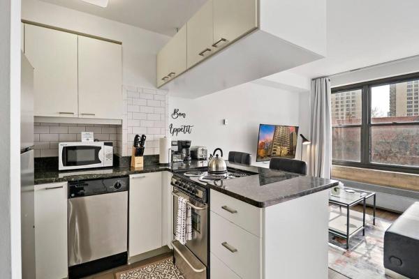 Foto 7: Warm & Elegant Studio Apt in Chicago - Algonquin 02-009A