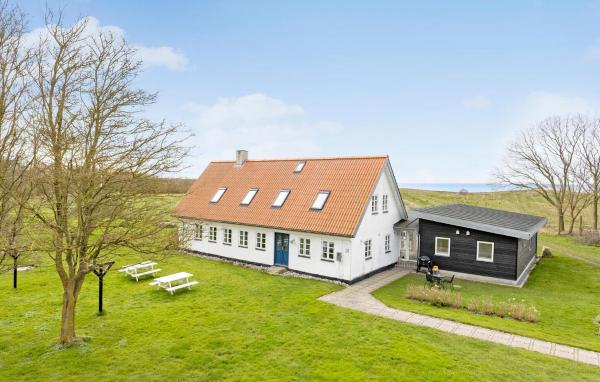 Na fotografii je vidět objekt 5 Bedroom Gorgeous Home In Bjørnø nacházející se ve městě Bjerne.