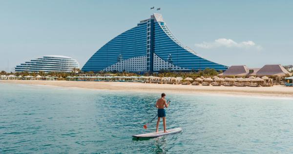Na zdjęciu widoczny jest obiekt Jumeirah Beach Hotel Dubai położony w mieście Dubaj.