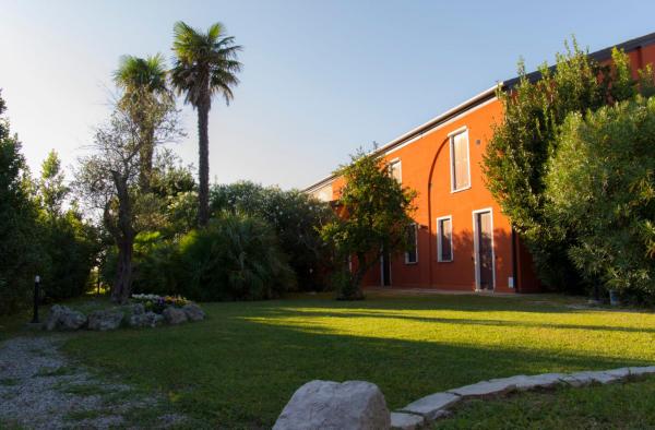 The photo shows the Agriturismo La Violetta located in the city of Tolle.