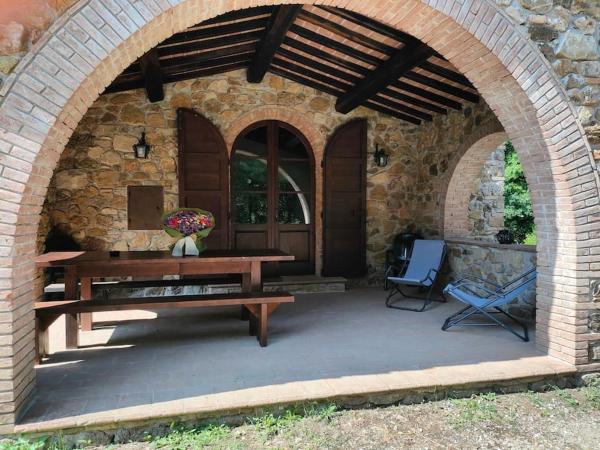 Foto 1: Rustico in un parco di lecci