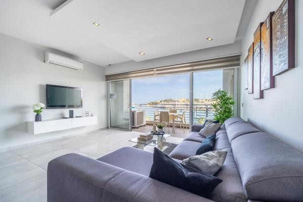 Φωτογραφία 8: Large & Modern 3BR Seafront Apartment with Large Balcony - Close to Saint Julian's, Sliema, & Manoel Island