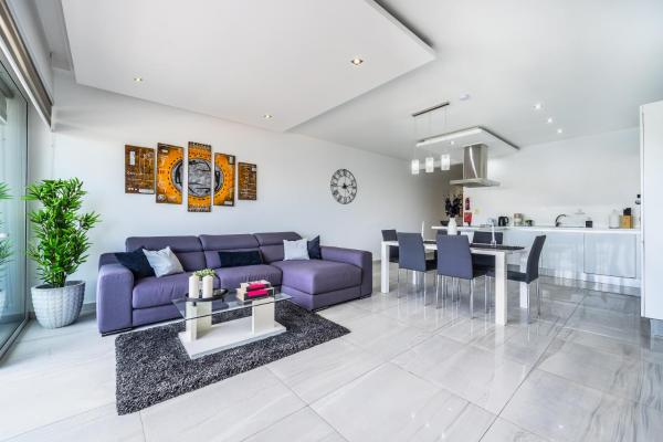 Φωτογραφία 7: Large & Modern 3BR Seafront Apartment with Large Balcony - Close to Saint Julian's, Sliema, & Manoel Island