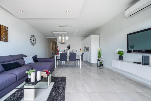 Φωτογραφία 9: Large & Modern 3BR Seafront Apartment with Large Balcony - Close to Saint Julian's, Sliema, & Manoel Island