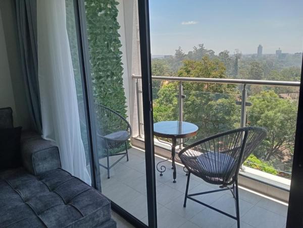 Tranquil 7th floor Apartment near Art Caffe Market, Nairobi