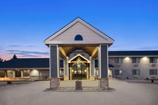 Na foto é possível ver o objeto AmericInn by Wyndham Stuart localizado na cidade de Stuart.