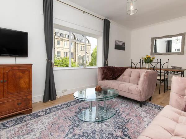 Pass the Keys Central 2 bedroom flat with parking, Bath
