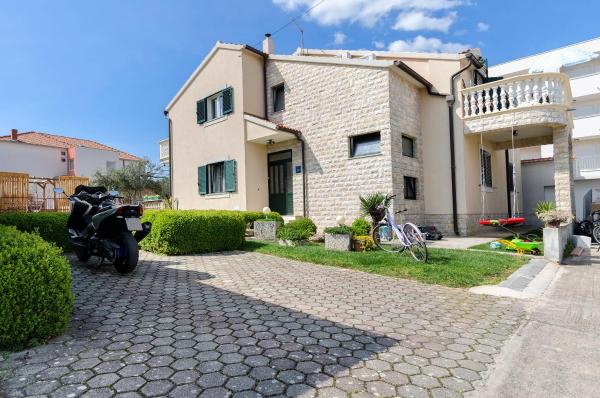 A la foto es mostra l'objecte Apartments Family idyll situat a la ciutat de Vodice.