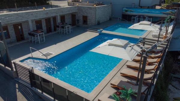 A la foto es mostra l'objecte Luxury Apartment & Rooms situat a la ciutat de Klobuk.