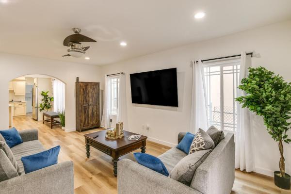 Na zdjęciu widoczny jest obiekt East Los Angeles Home - 7 Mi to Downtown! położony w mieście East Los Angeles.