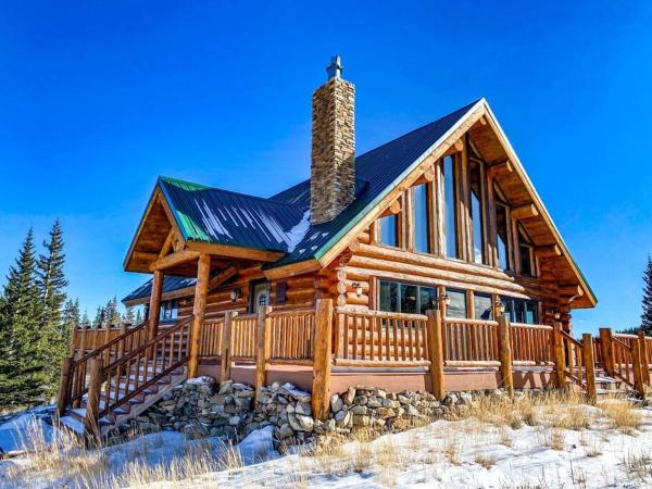På billedet ses objektet Spectacular Custom Log Cabin with Hot Tub, Epic Views, Fireplace - Moose Tracks Cabin beliggende i byen Fairplay.