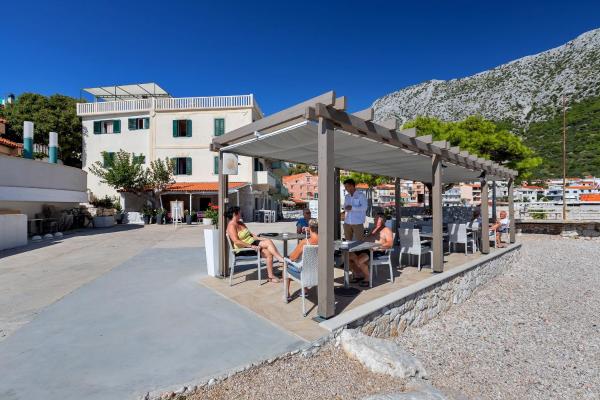 A la foto es mostra l'objecte Apartments by the sea Igrane, Makarska - 20373 situat a la ciutat de Igrane.