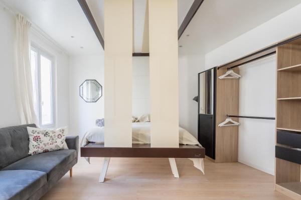 The photo shows the Grand studio- Design & Cosy located in the city of Charenton-le-Pont.