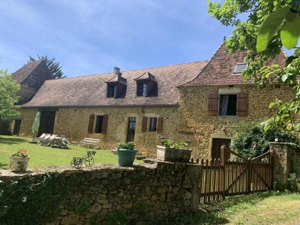A la foto es mostra l'objecte Charmante maison 4 pers avec piscine privative et grand terrain, proche sites touristiques du Périgord - FR-1-616-350 situat a la ciutat de Pézuls.