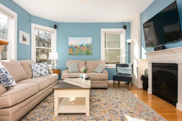 A la foto es mostra l'objecte Steps to Downtown Rooftop Deck Flexible Temp Stay situat a la ciutat de Amesbury.
