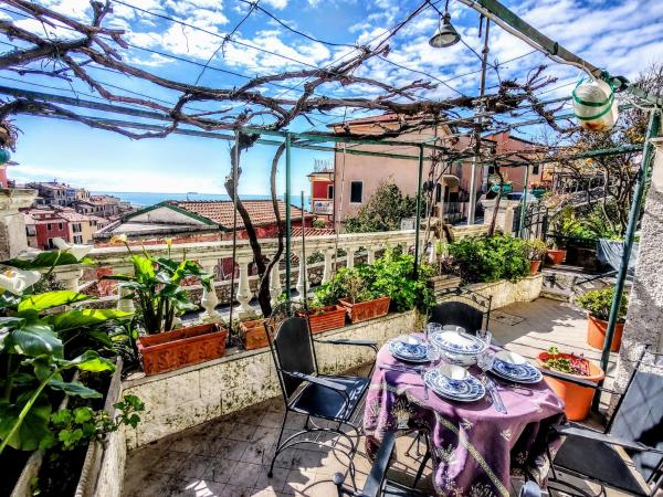 Nella foto è visibile l'oggetto -La Terrazza nel Vigneto- [Golfo dei Poeti] situato nella città di Tellaro.