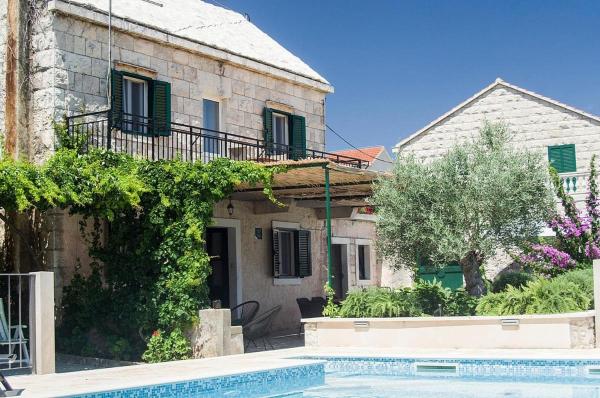 A la foto es mostra l'objecte Holiday house with a swimming pool Selca, Brac - 22845 situat a la ciutat de Selca.