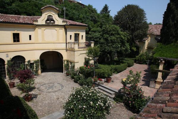 The photo shows the Palazzo Tornielli located in the city of Solonghello.