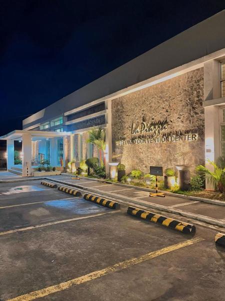 A la foto es mostra l'objecte La Piazza Hotel and Convention Center Inc. situat a la ciutat de Legazpi.