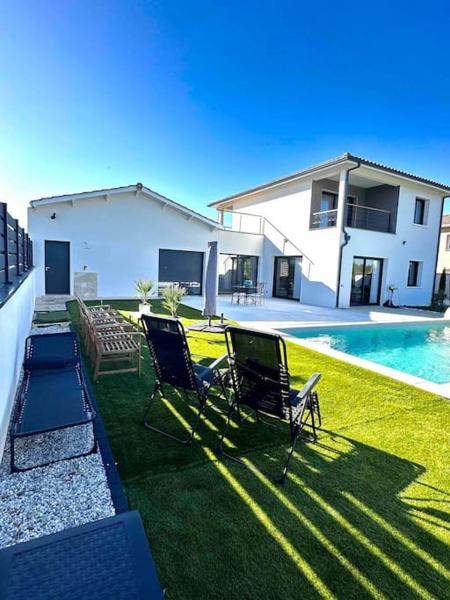 A la foto es mostra l'objecte Villa situat a la ciutat de Sainte-Eulalie.