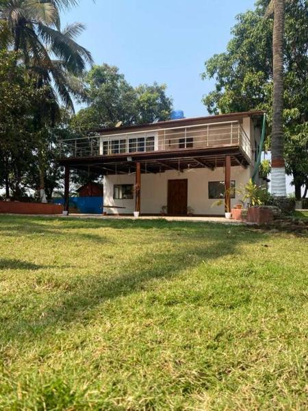The photo shows the Alibag Luxury Farmhouse 3 Bedrooms Villa with Swimming Pool located in the city of Nāgothana.