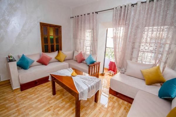 A la foto es mostra l'objecte Casa la Vida situat a la ciutat de Xauen.