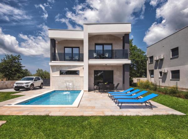Sunshine Villa Dvori - Valle