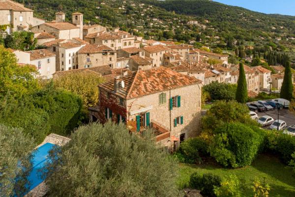 A la foto es mostra l'objecte Maison Hirondelle situat a la ciutat de Seillans.