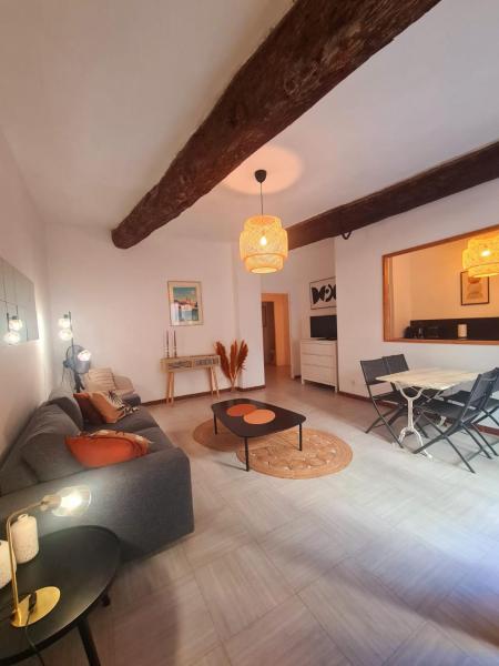 På billedet ses objektet Appartement intra muros avec cour privée beliggende i byen Avignon.