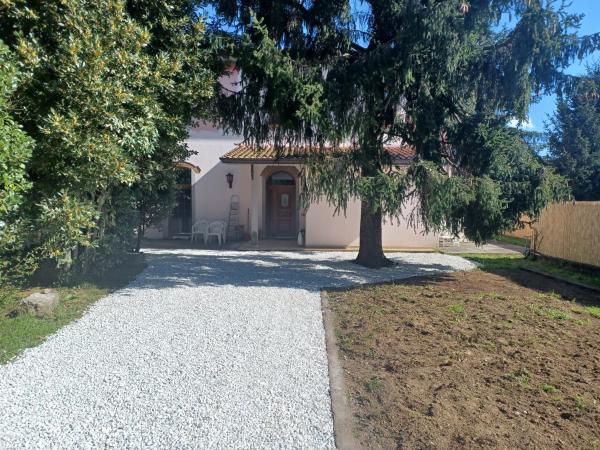 A la foto es mostra l'objecte La Favola a Rovescio situat a la ciutat de Camaiore.