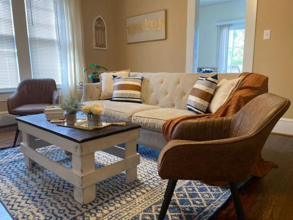 A la foto es mostra l'objecte Historic Charmer, Pet-friendly situat a la ciutat de Concord.
