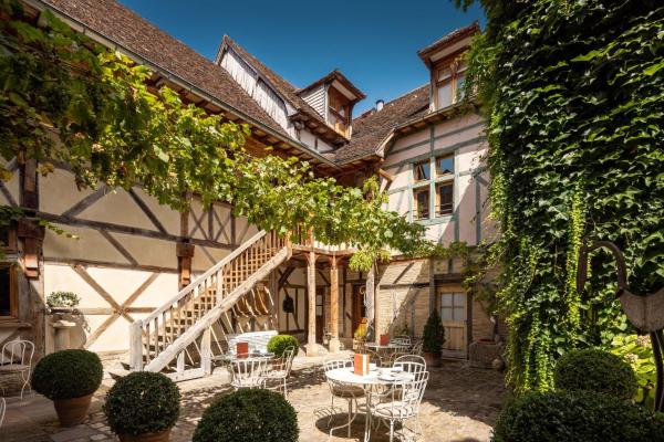 写真にはトロワ市にあるLe Champ des Oiseaux Hôtel & Spaが写っています。
