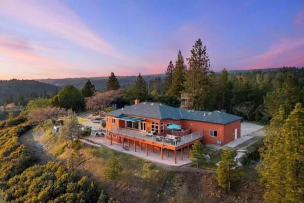 A la foto es mostra l'objecte Stunning Mountaintop Resort situat a la ciutat de Placerville.