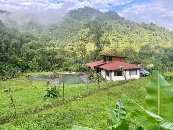 Na foto é possível ver o objeto Casa de campo en el bosque de Mindo, junto al río localizado na cidade de Mindo.