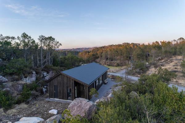 Nella foto è visibile l'oggetto Risfjell hytta situato nella città di Hellvik.