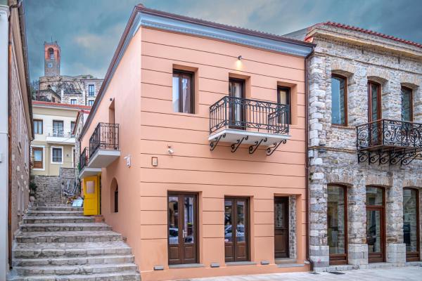 Na zdjęciu widoczny jest obiekt Marquesa Boutique Hotel położony w mieście Nafpaktos.