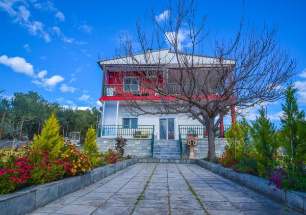 A la foto es mostra l'objecte Thalori House situat a la ciutat de Rodhókipos.