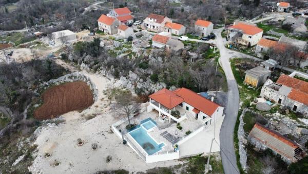 Na fotografii je vidět objekt Holiday house with a swimming pool Vrgorac, Zagora - 22798 nacházející se ve městě Vrgorac.