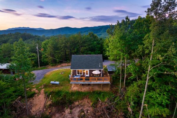 Private Cozy Cabin With Hot Tub & Mt View - Only 10 Min To The Parkway - Pigeon Forge