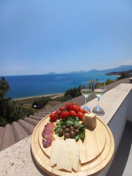Na fotografii je vidět objekt Panoramic apartment on the beach A/C nacházející se ve městě Palermo.