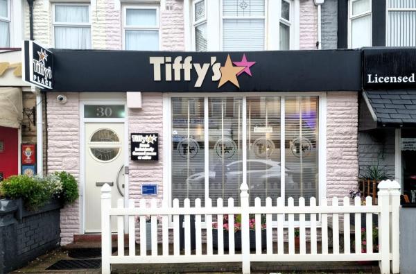 Na fotografii je vidět objekt Tiffy's Place nacházející se ve městě Blackpool.