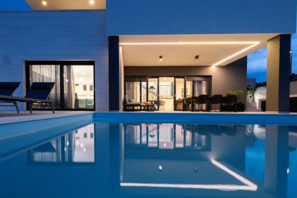 照片显示了位于Novigrad Dalmatia市的Villa Petrea物件。