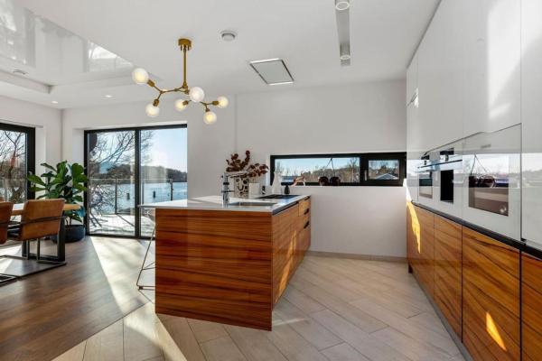 På bildet vises objektet Flott moderne hus langs elven! som ligger i byen Fredrikstad.