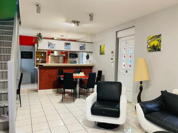 The photo shows the Maison tout confort proche Center Sully La menuis located in the city of Viglain.