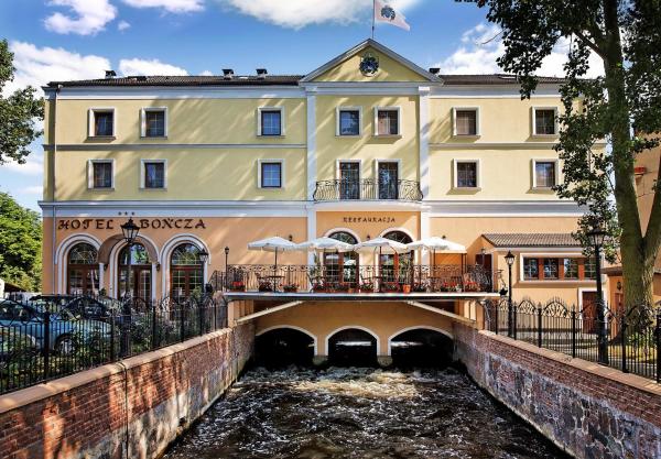 Na zdjęciu widoczny jest obiekt Hotel Bończa położony w mieście Kliniska.