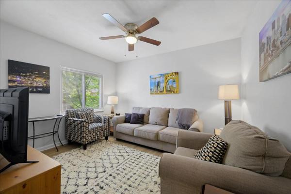 Na fotografii je vidět objekt Great Two Bedroom w off Street Parking to Explore the City Close to Downtown Airport Ballparks nacházející se ve městě Pittsburgh.